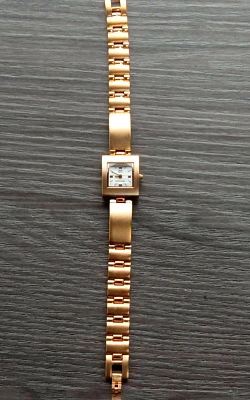 Q&Q Attractive Women K225J800Y