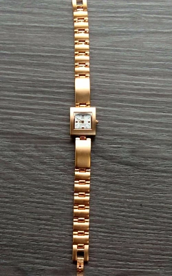 Q&Q Attractive Women K225J800Y